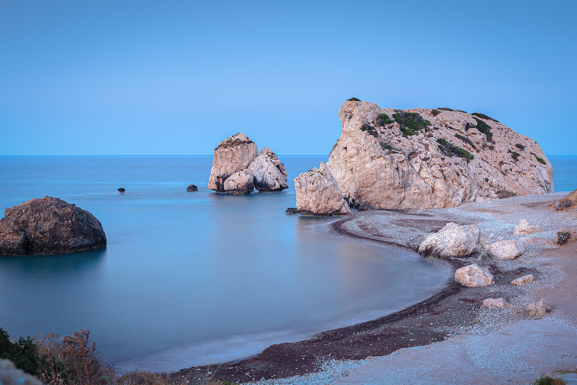 Μεγάλοι βράχοι μέσα σε ήρεμη θάλασσα σε ακτή της Κύπρου